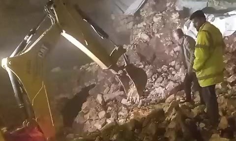 Batman’da Fırtınada 2 Katlı Taş Bina Çöktü