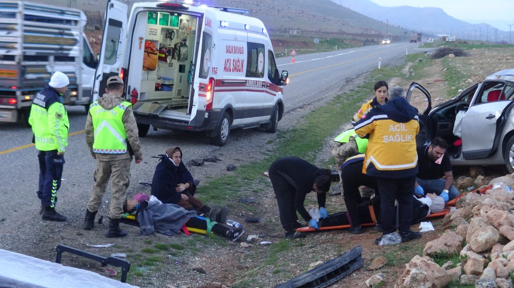 Batman’da Direğe Çarpan Araç Hurdaya Döndü