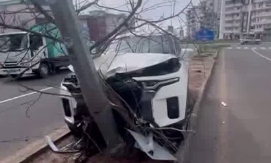 Diyarbakır’da Otomobil Refüje Çıkıp Direğe Çarptı: 1 Yaralı