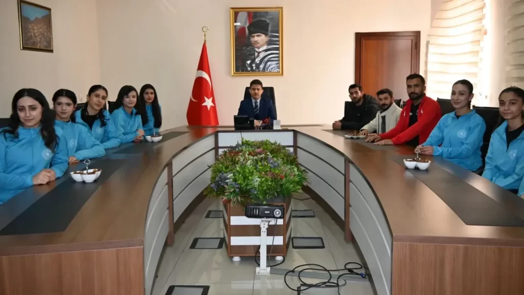 Derik Kaymakamı Bayraklı, Şampiyon Voleybol Takımını Ağırladı