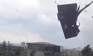 El Nino Evin Çatısını Uçurdu