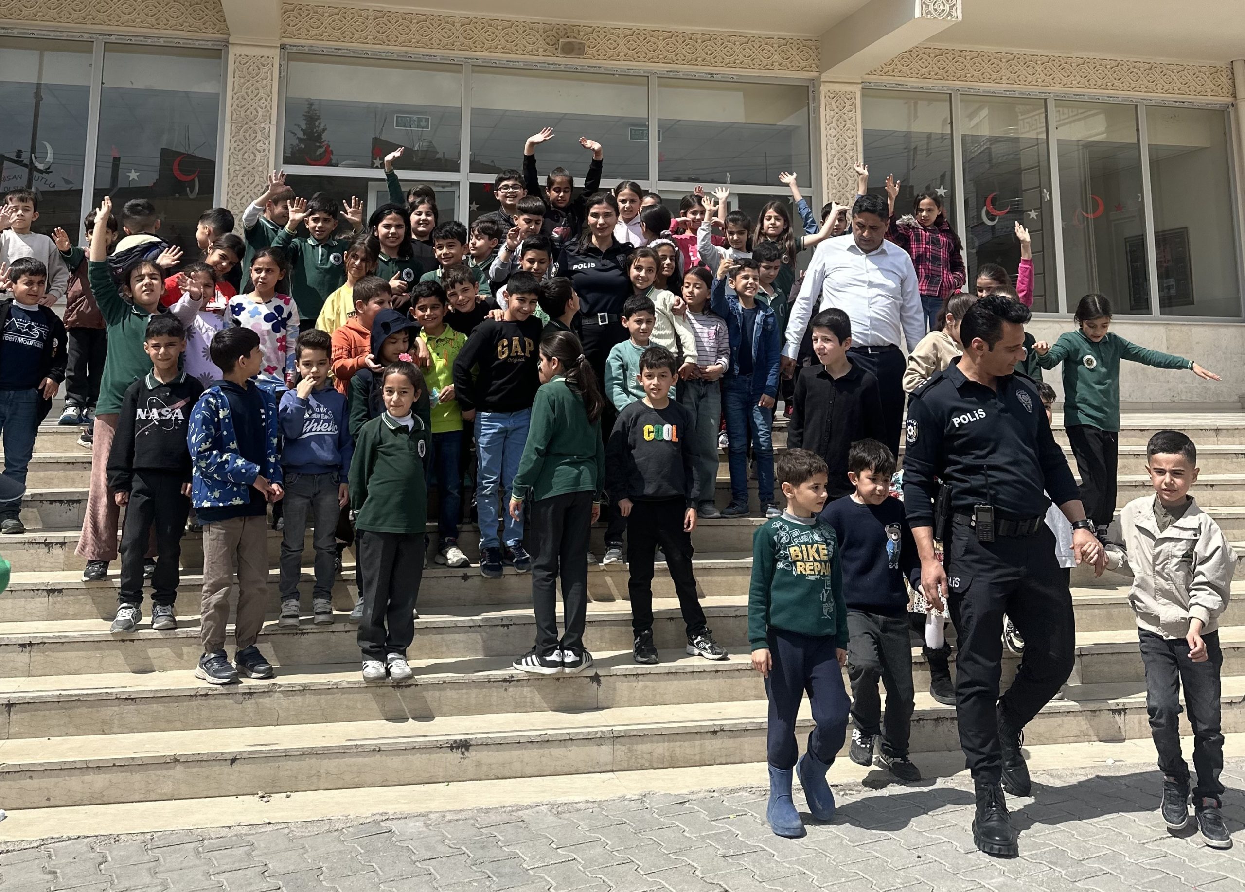 Nusaybin’de Polis-Öğrenci Buluşması Yürek Isıttı