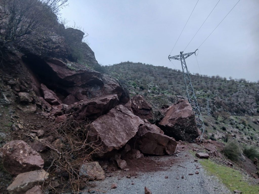 Batman’da Heyelan: Dev Kayalar 10’dan Fazla Yolu Kapattı