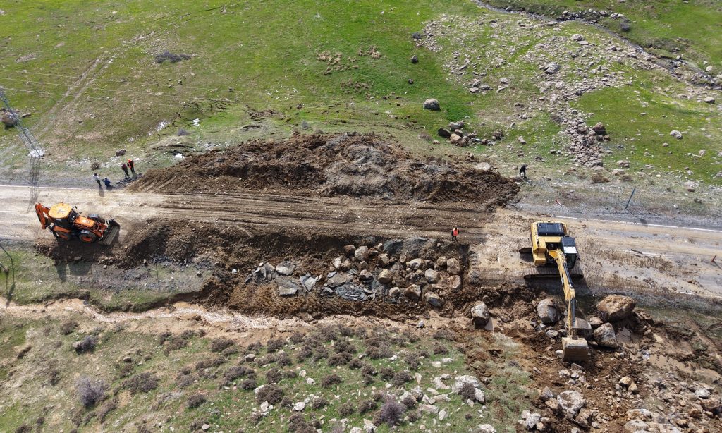 Muş’ta Kara Yolu Çöktü