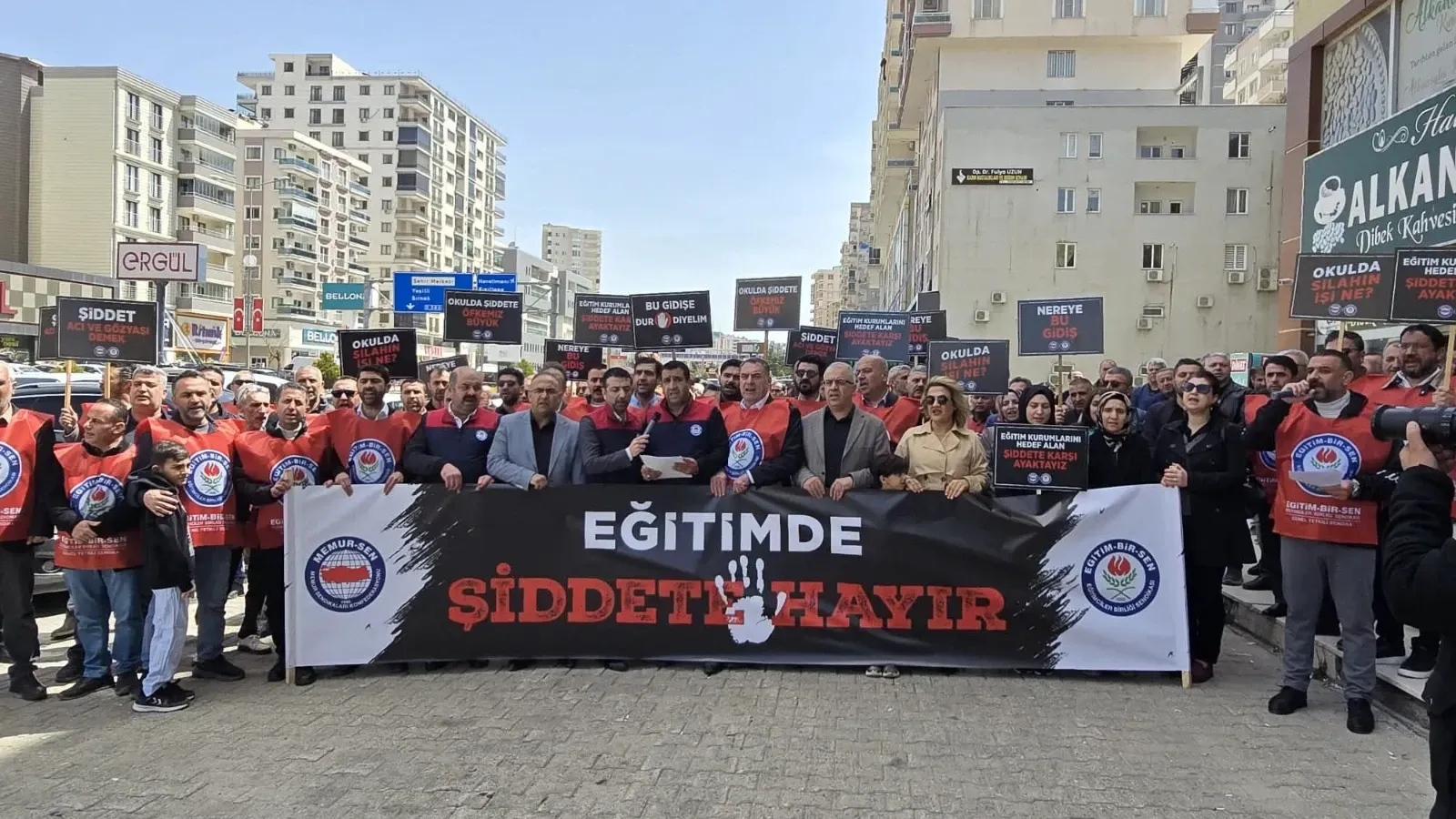 Mardin’de Okullardaki Saldırılara Tepki: “Öncelik Can Güvenliği”