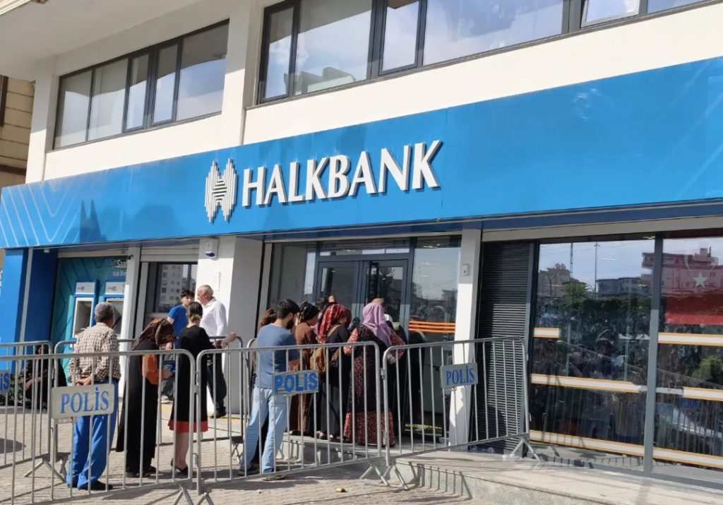 Banka Önünde Sıcakta Bekleme Tepkisi