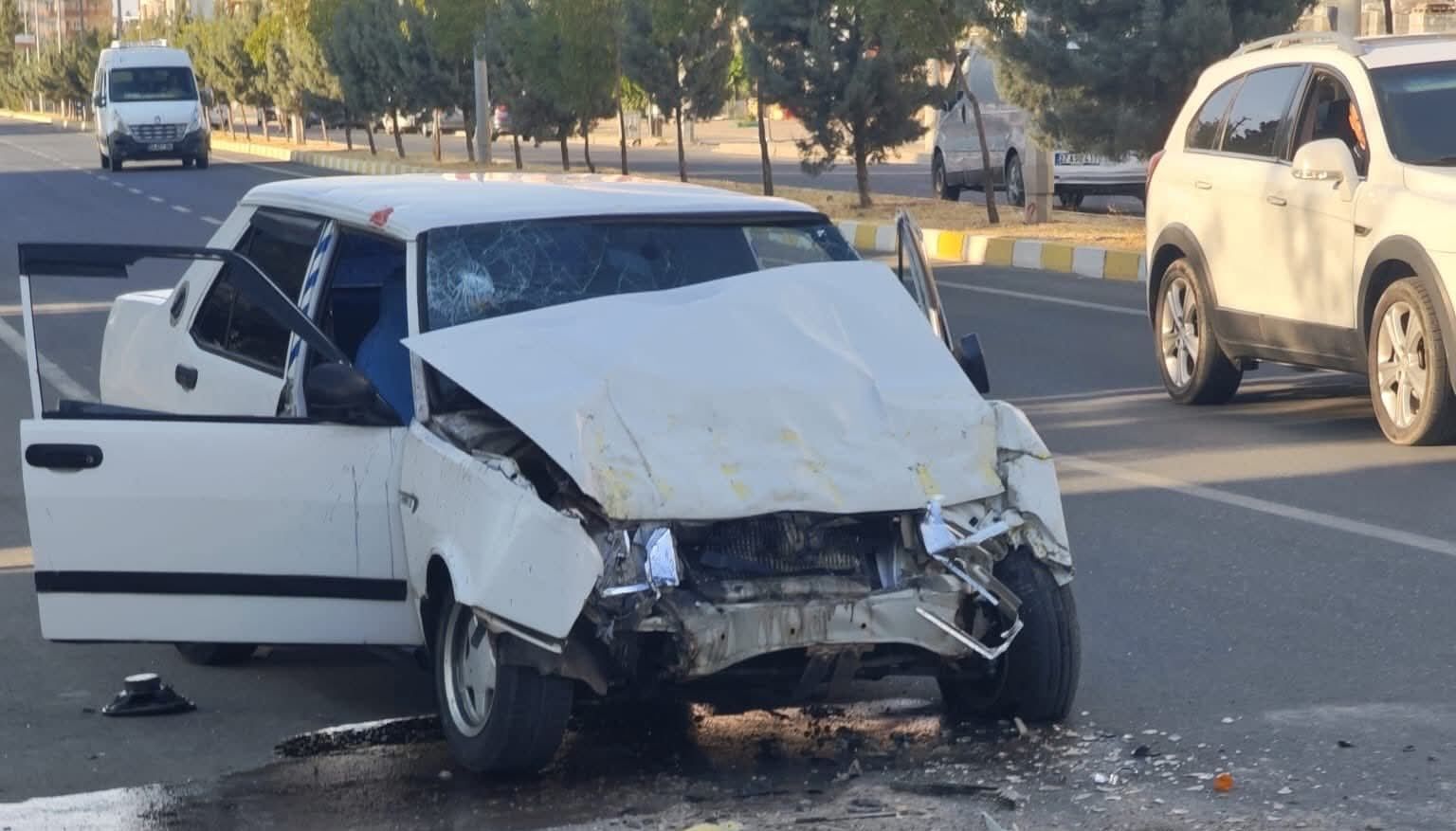 Midyat’ta Taksi ile Yolcu Otobüsü Çarpıştı: 3 Yaralı
