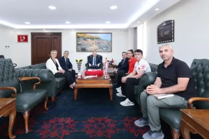 Vali Akkoyun, Satranç Şampiyonlarını Tebrik Etti